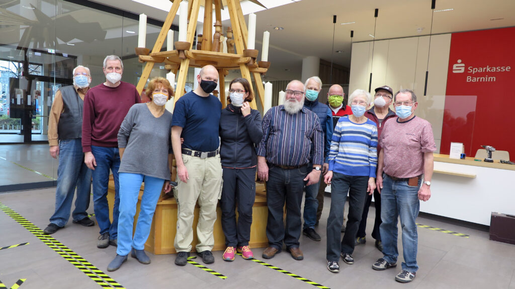 Gruppenbild mit Masken