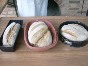 Unser erstes Brot aus dem Lehmbackofen