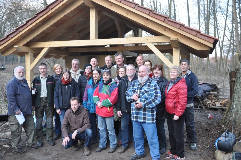 Mitglieder vor dem neuen Backofen